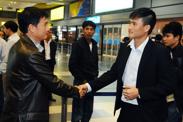 Tất nhiên, Công Vinh vẫn là cầu thủ nhận được rất nhiều sự chú ý của người hâm mộ cũng như giới truyền thông khi đặt chân xuống sân bay Nội Bài.